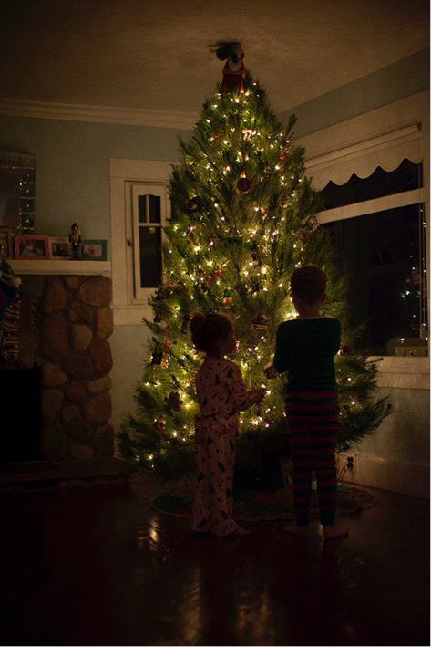 How to Take Photos by the Christmas Tree