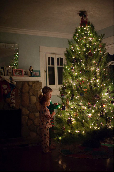 How to Take Photos by the Christmas Tree